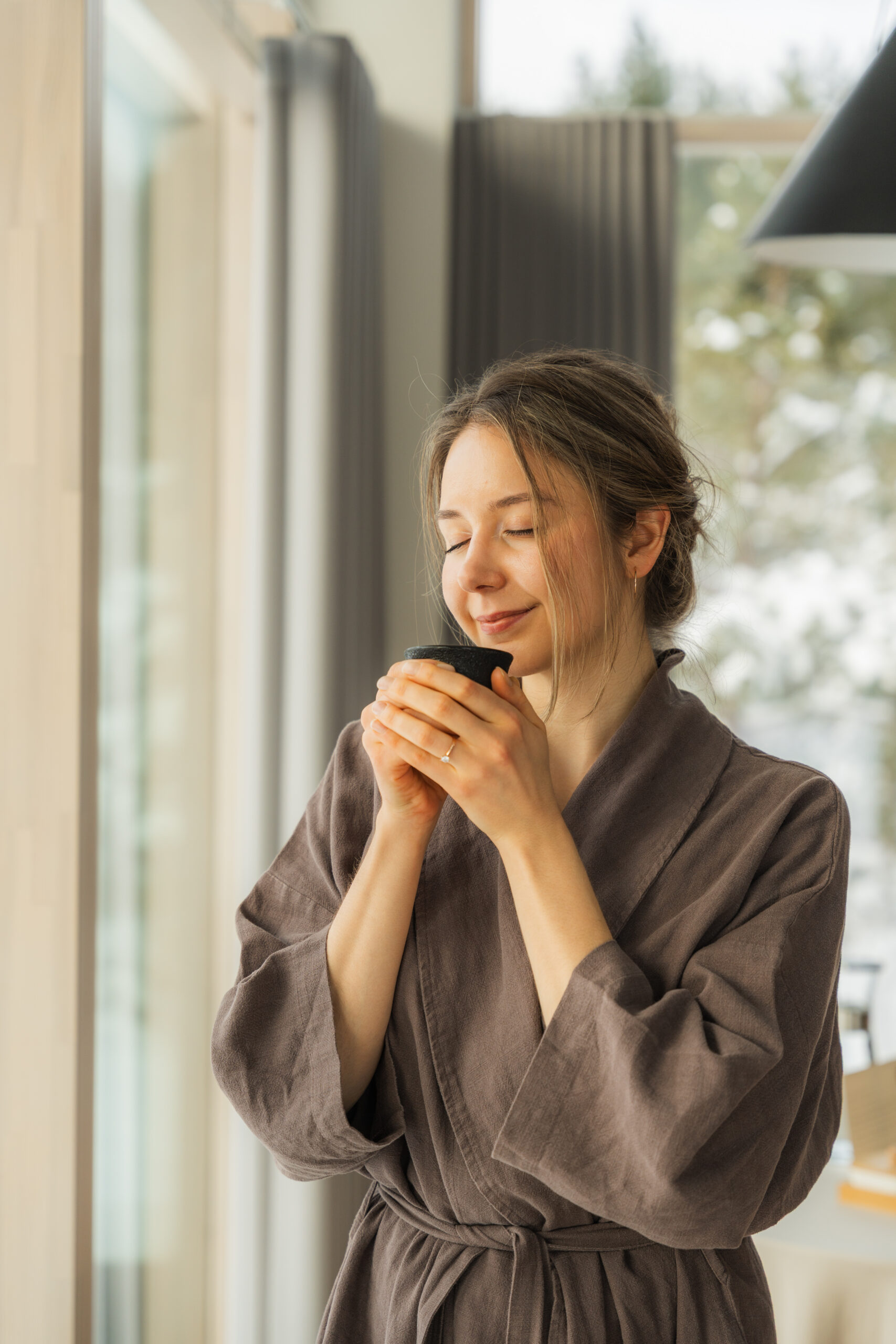 alt="Guest enjoying cup of tea in Samadhi house Dharma Resort"